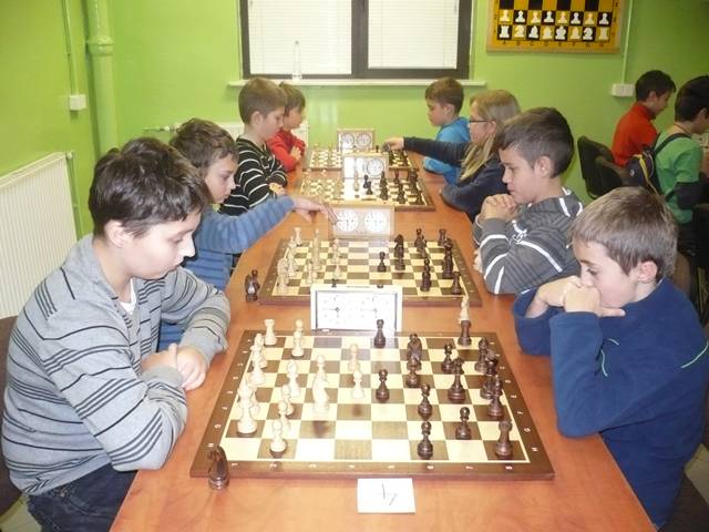 Dzieci podczas zajęć szachowych
