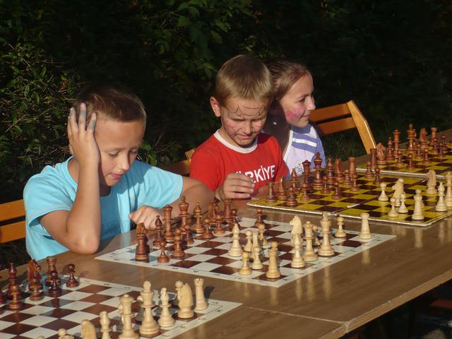 Dzieci grające w szachy
