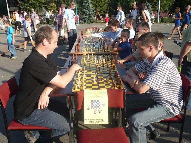 Rodzic z dzieckiem przy szachownicy